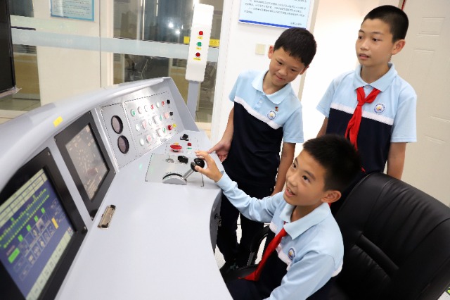 学生体验地铁模拟驾驶 熊杰 摄